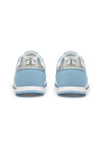 Ljusblå sneakers med en mocka finish, metalliska silverdetaljer, en logotyp på hälen och en vit gummisula. Bakifrån visar formen och designen.