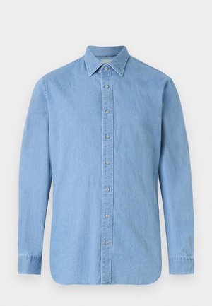 Vaaleansininen pitkähihaisen farkkupaita, jossa napitettava etuosa, terävä kaulus ja pieni valkoinen "MK"-logo vasemmassa rinnassa.