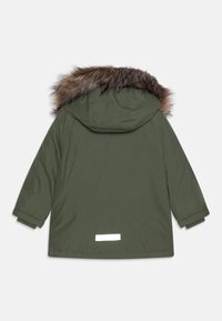 Parka verte imperméable avec une capuche en fourrure, des poignets élastiques et une bande réfléchissante au dos. Texture de tissu lisse.