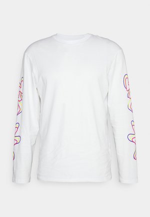 Langarm-weißer T-Shirt mit bunten abstrakten Designs an beiden Ärmeln, aus weichem, leichtem Stoff mit Rundhalsausschnitt.