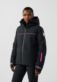 Giacca a vento imbottita nera con cappuccio, con accenti rosa sul petto e sulle maniche, tasche con cerniera e toppa con logo sul braccio.