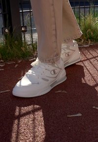 Champion POINT LOW TECH - Zapatillas de baloncesto - offwhite/taupe