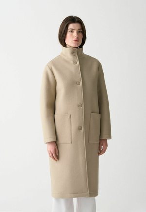 Beige wollen jas met een hoge kraag, knoopsluiting en twee zakken aan de voorkant. Heeft een rechte snit en een soepele textuur.