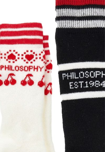 Twee paar gebreide sokken, één wit met rode kersen en harten en de tekst "PHILOSOPHY", één zwart met witte strepen en de tekst "PHILOSOPHY EST. 1984".