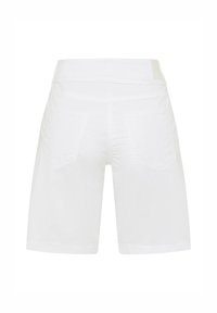 Shorts en coton blanc à coupe droite, avec deux poches arrière et une texture subtile au niveau de la taille. Aucune marque ni embellissements visibles.