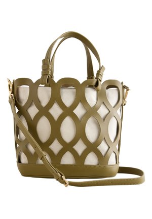 Olivgrüne Lederhandtasche mit ausgeschnittenem geometrischem Muster und beigem Stoffinnenfutter, mit kurzen Griffen und verstellbarem Schulterriemen.