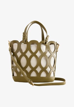 Olivgrüne Lederhandtasche mit ausgeschnittenem geometrischem Muster und beigem Stoffinnenfutter, mit kurzen Griffen und verstellbarem Schulterriemen.