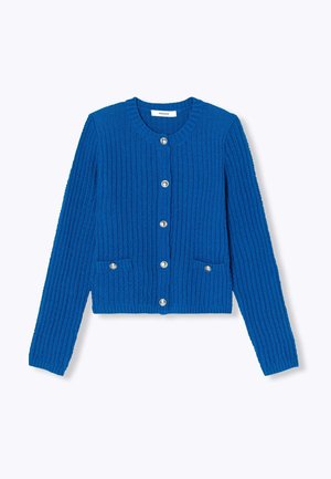 Cardigan en maille bleue avec une texture côtelée, un col rond et cinq boutons en métal. Présente deux poches avant avec des accents de boutons.