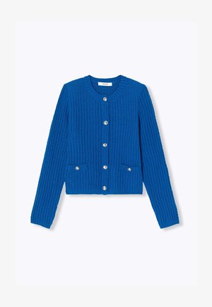 Cardigan en maille bleue avec une texture côtelée, un col rond et cinq boutons en métal. Présente deux poches avant avec des accents de boutons.