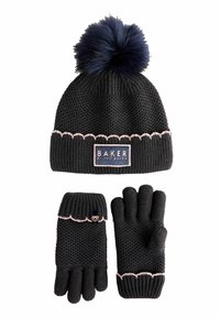 Berretto di maglia nero con pompon blu navy, bordo ondulato rosa e patch con logo; guanti neri abbinati con dettagli simili e design senza dita.