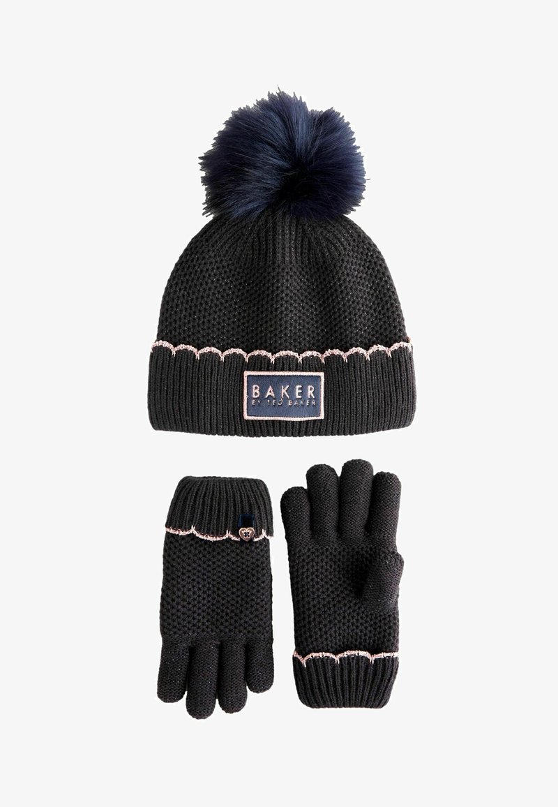Schwarze Strickmütze mit einem navyfarbenen Pompon, rosa gewelltem Besatz und einem Logopatch; passende schwarze Handschuhe mit ähnlichen Details und design ohne Finger.