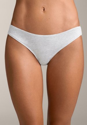 Svetlo šedé bavlnené bikini nohavičky s hladkou textúrou, nízkym pásom a mäkkým pásom, ktorý sedí nad bokmi. Žiadne viditeľné vzory.
