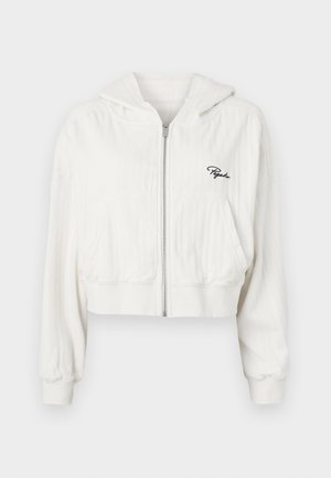 Kuttet hvit zippered hettegenser med hette, laget av teksturert stoff. Har to frontlommer og brodert logo på venstre bryst.