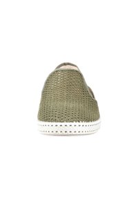 Groene netvorm slip-on schoenen met een witte rubberen zool en geperforeerd ontwerp. Heeft een zachte voering en een afgeronde teenvorm, geschikt voor casual draag.
