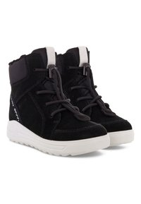 Scarpe alte in suede nero con punta tonda, colletto imbottito, suola in gomma bianca a contrasto e lacci neri, con marchio laterale.
