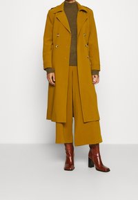 mbyM Neule - olive