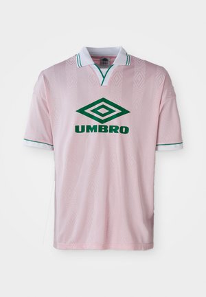 Helles pinkes Fußballtrikot mit strukturellem Muster, weißem Kragen und Ärmeln mit grünem Saum, mit grünem Umbro-Logo auf der Vorderseite.