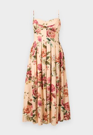 Bezrukávové broskyňové midi šaty s ružovo-bielym kvetinovým vzorom, priliehavým živôtikom, tenkými ramienkami a plisovanou sukňou.