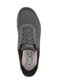 Scarpa athletic grigia slip-on con tomaia in tessuto a rete, lacci, superficie testurizzata e soletta imbottita. Presenta il marchio Skechers sulla linguetta.