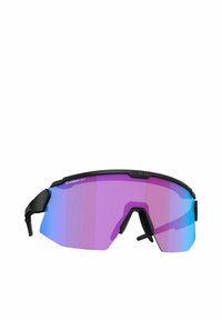 Gafas de sol deportivas con montura negra y lentes grandes y en forma de cuña que presentan un degradado de púrpura a azul. Almohadillas nasales de goma ajustables, diseño elegante.