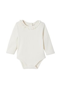 Weißes geripptes Langarm-Baby-Bodysuit mit einem Rüschen-Halsausschnitt und Druckknopfverschluss am unteren Ende für ein einfaches An- und Ausziehen.