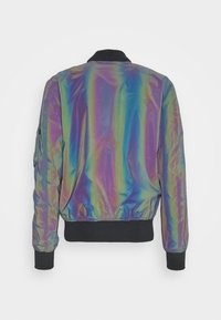 Irydescentna kurtka bomberka z czarnym ściągaczem przy kołnierzyku i mankietach. Posiada gładką teksturę i elastyczny pas. Zawiera detal w postaci kieszeni na lewym rękawie.