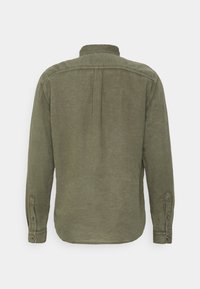 Camicia verde oliva a maniche lunghe con pence posteriori, polsini con bottone e colletto classico. Tessuto morbido con una sottile trama.