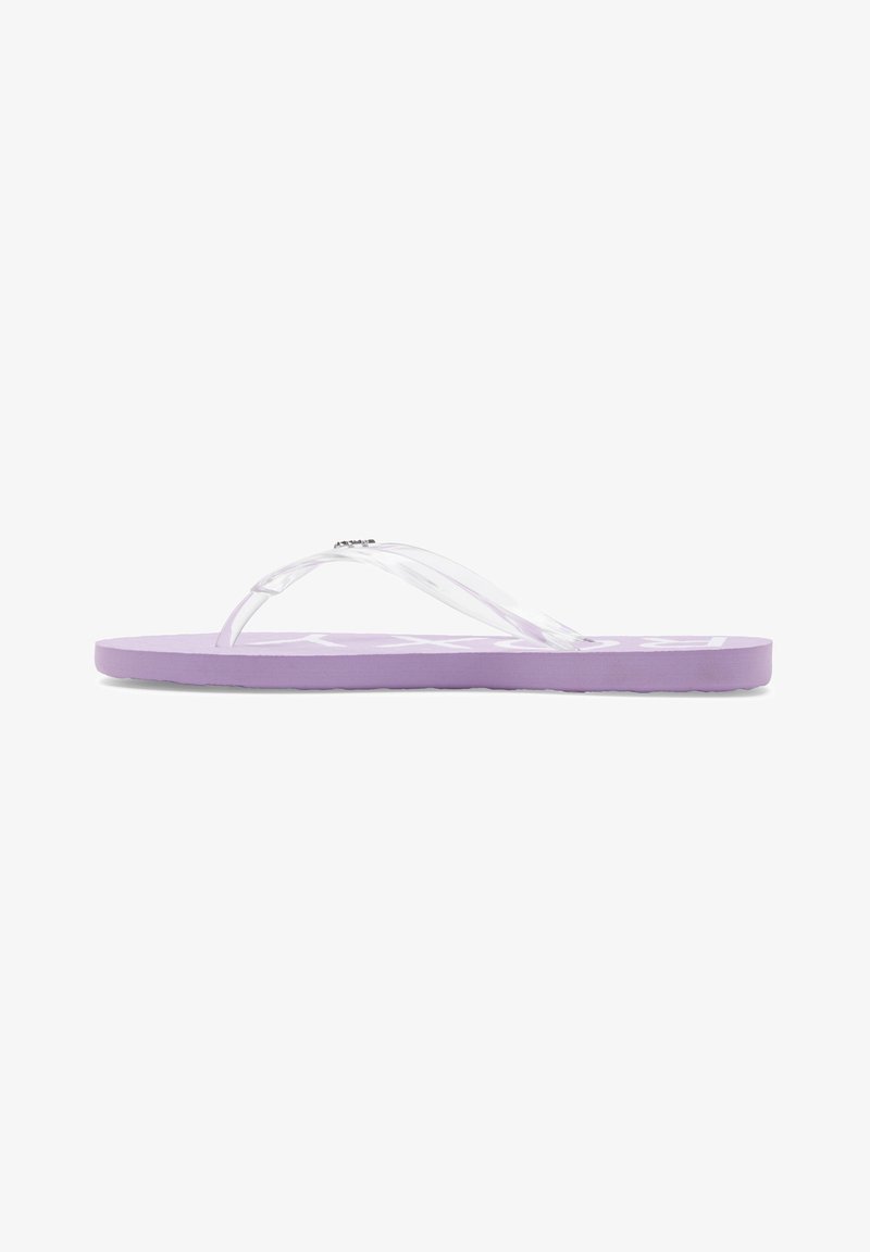 Tongs violettes avec une semelle épaisse et des brides transparentes, arborant une surface texturée et un logo discret sur la semelle intérieure.