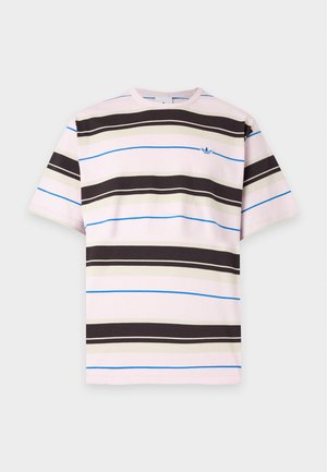 Camicia a maniche corte con righe orizzontali marroni, beige e blu su sfondo rosa chiaro, con un piccolo logo blu sul petto.