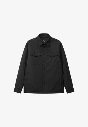 Sort polstret jakke med knappelukning foran, to brystlommer og en let skinnende tekstur. Har en klassisk krave og lange ærmer.