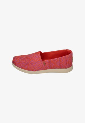 Zapatos tipo slip-on con parte superior de tela tejida texturizada en rosa y púrpura, forro interior rojo y suela de goma beige.