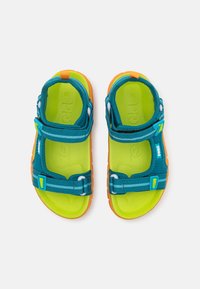 Blå og grønne sandaler med oransje såler, som har justerbare stropper og polstret såle. Teksturert stoff og sikre spenner.