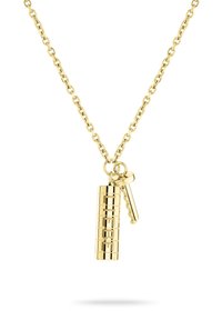 Guldfarvet halskæde med en cylindrisk vedhæng med indgraveret mønster og en lille nøglecharme. Den sammenkædede design øger fleksibiliteten.