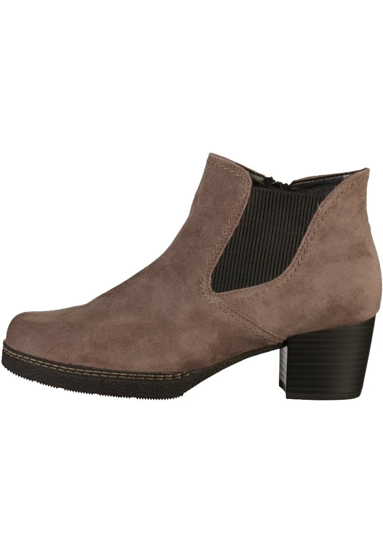 Bottine grise en daim avec des panneaux latéraux élastiques, un talon carré et un bout arrondi. Caractéristiques des détails cousus et une semelle texturée.