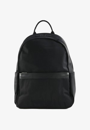 Un sac à dos noir en nylon lisse avec une forme structurée. Il dispose d'une poche zippée à l'avant et d'un accent en cuir plat sur le devant.