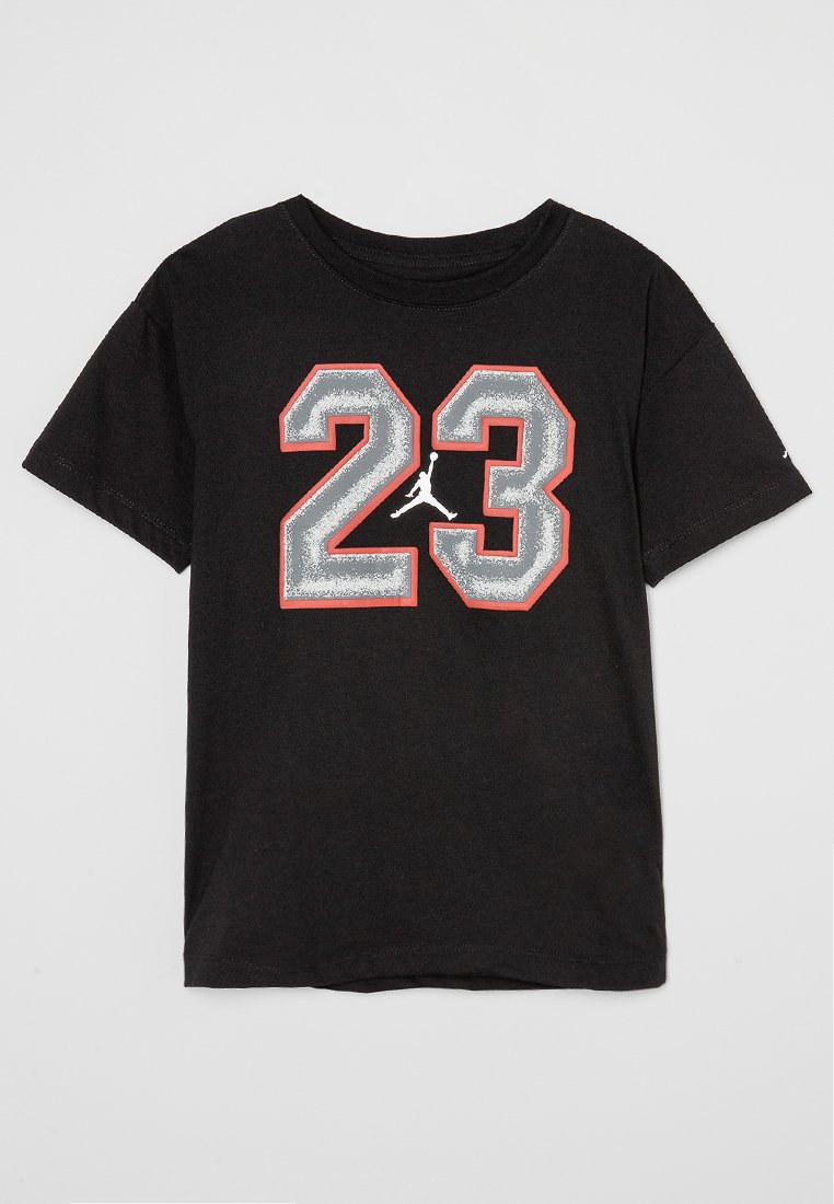 Camiseta negra de manga corta con el gran número gris y rojo "23" y el logo blanco de Jumpman entre los números en la parte frontal.