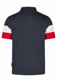 Navy-blaues Poloshirt mit rot-weißen gestreiften Kurzärmeln und klassischem Kragen. Glatte Textur mit einem regulären Schnitt.