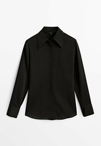 Chemise noire à manches longues boutonnée avec large col et poignets, tissu lisse, présentée à plat sur fond blanc.