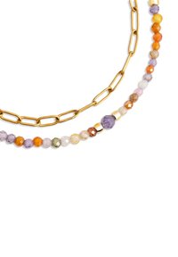 Collana di perline con pietre preziose rotonde e sfaccettate in vari colori e un design di catena in oro. Superfici texturizzate con accenti metallici.