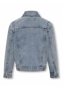 Světle modrá denimová bunda s límcem, knoflíkovými manžetami a dvěma knoflíky v pase. Obsahuje klasický design s viditelným šitím a kapsami.