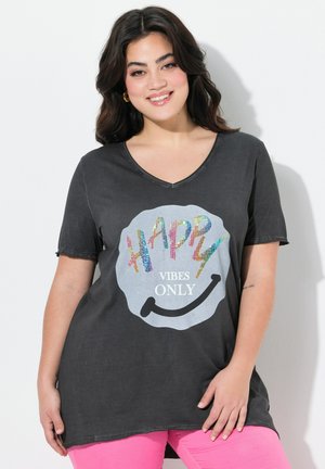 Grå V-hals T-shirt med et afrundet grafisk design, der har "HAPPY" i multicolore pailetter og "VIBES ONLY" i hvidt, korte ærmer, afslappet pasform.