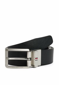 Cintura in pelle nera con fibbia rettangolare in argento, caratterizzata da un design minimalista e dettagli rossi, bianchi e blu sulla fibbia.