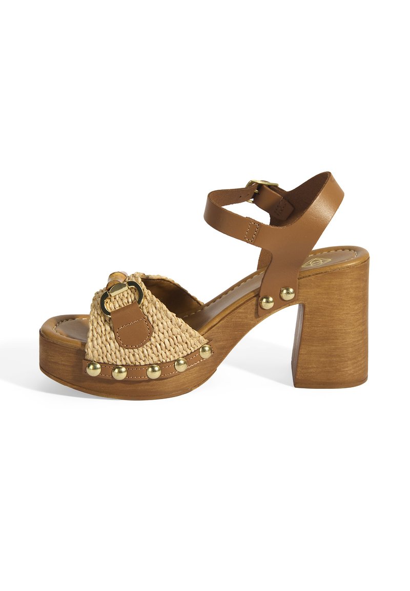 Braune Plattform-Sandale mit einem geflochtenen Obermaterial, einer Schnallendetail und goldenen Akzenten entlang der Kante. Chunky Holzblockabsatz.