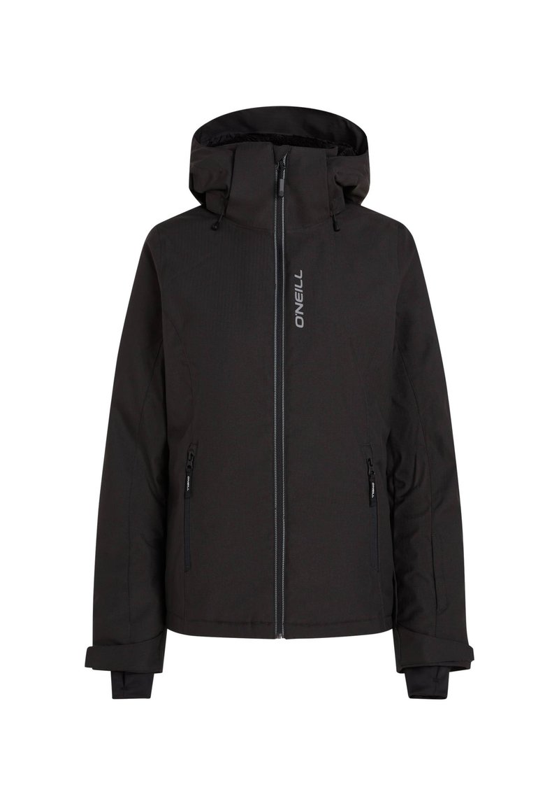 Schwarz isolierte Jacke mit Reißverschluss, verstellbarer Kapuze, zwei seitlichen Reißverschlusstaschen und einem Logo auf der linken Seite.