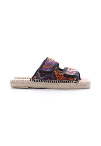 Sandali in stile espadrille con una tomaia intrecciata multicolore in arancione, viola e nero, caratterizzati da due cinturini e una suola in juta.