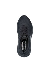 Schwarzer Sportschuh mit einem Mesh-Obermaterial, gepolstertem Kragen und flachen Schnürsenkeln. Verfügt über die Etiketten "Air-Cooled" und "Arch Fit" auf der Innensohle.