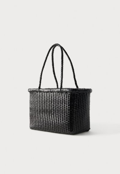 Μαύρη υφασμάτινη ορθογώνια τσάντα με δύο μακριές πλεκτές λαβές, εμφανιζόμενη σε ένα απλό φωτεινό φόντο.