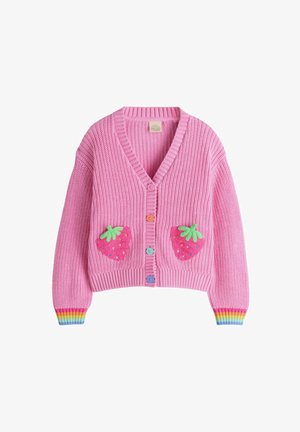 Cardigan roz tricotat cu gât în V, prevăzut cu două aplicații de căpșuni pe buzunare. Mâneci cu dungi curcubeu și nasturi colorați.