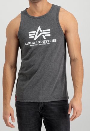 Graues ärmelloses Tanktop mit rundem Ausschnitt, mit weißem Logo "Alpha Industries" und einem kleinen roten Etikett am Saum.