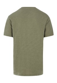 Camiseta de manga corta en verde oliva hecha de una tela suave y texturada. Cuenta con un cuello redondo estándar y una forma relajada.